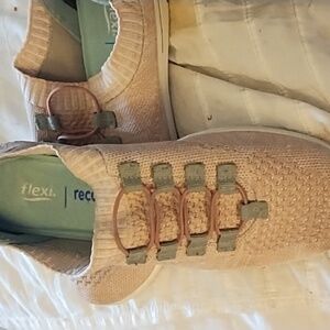 Women's size 7 Flexi foam pink And grey sneakers